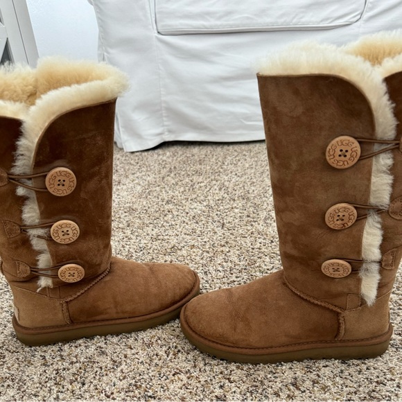 Women’s tall Uggs in chestnut size 7 . - Picture 3 of 6